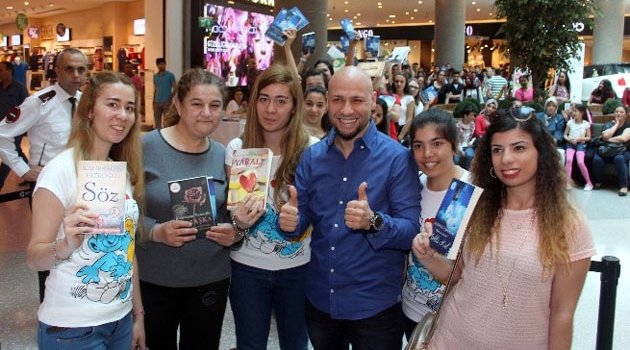 Kahraman Tazeoğlu Adana Optimum’da okurlarıyla buluştu