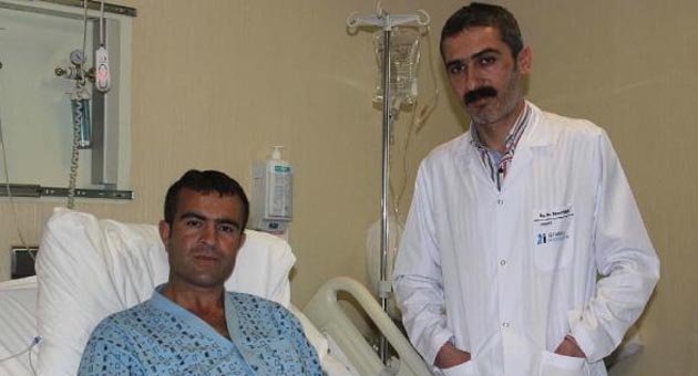 Kalbine iki bıçak saplanan yaralı yaşama tutundu