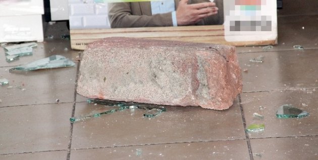 Kaldırım taşıyla hırsızlık