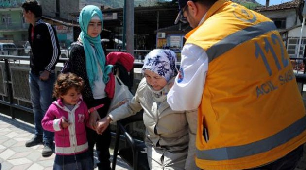 Kaldırımda yürüyen anne ile kızına otomobil çarptı