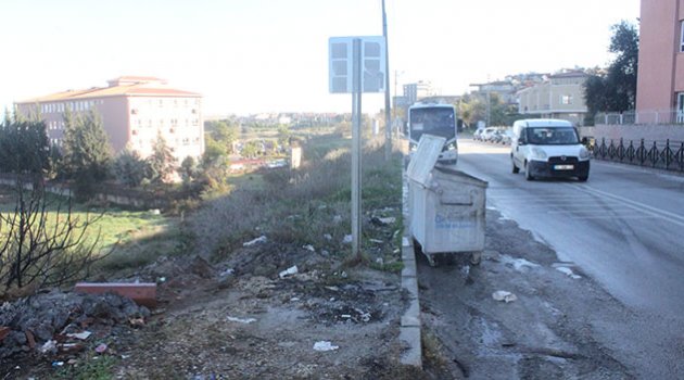 Kaldırımsız yol tehlike saçıyor!