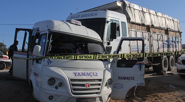 Kamyon dolmuşa çarptı: 2 ölü, 7 yaralı