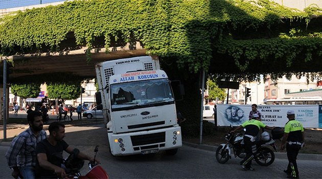 Kamyon metro köprüsüne sıkıştı