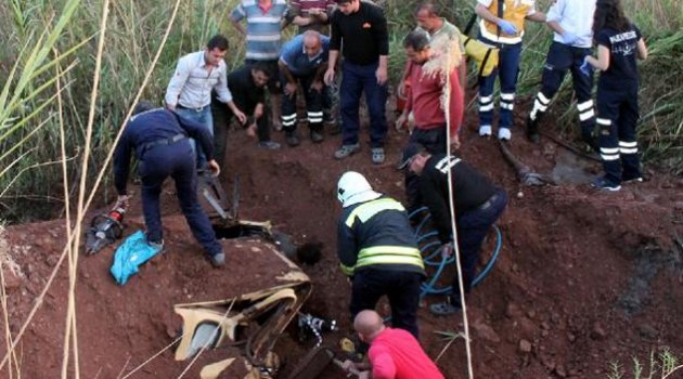 Kamyon şarampole devrildi sürücü öldü