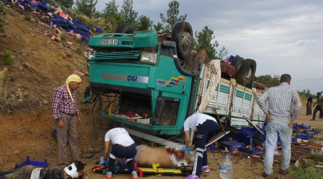 Kamyon uçuruma yuvarlandı! 1 ölü 6 yaralı