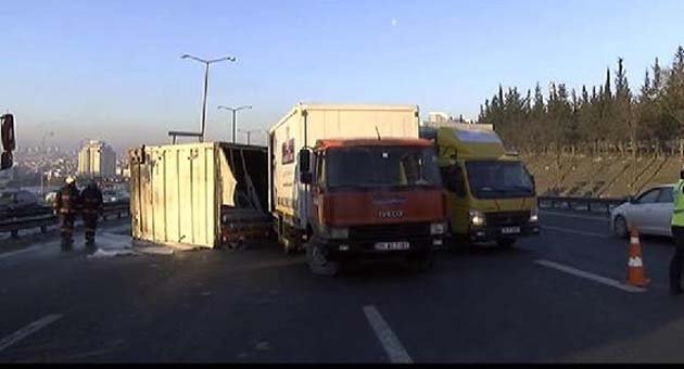 Kamyon yan yattı, trafik felç oldu
