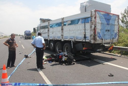 Kamyona çarpan motosiklet sürücüsü öldü