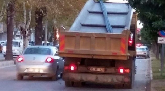 Kamyondaki inşaat demirleri yola savruldu