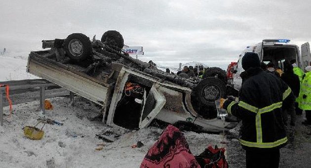 Kamyonet buzlu yolda takla attı: 6 yaralı