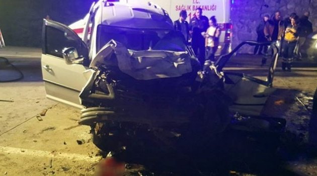 Kamyonet ile araç çarpıştı! 4 ölü 2 yaralı