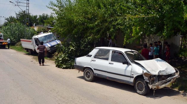 Kamyonet ile otomobil çarpıştı: 3 yaralı