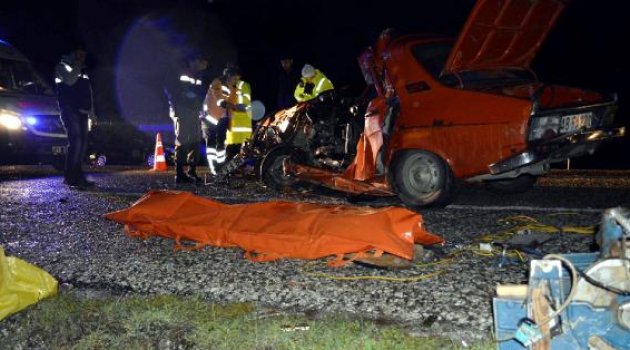 Kamyonet ile otomobil kafa kafaya çarpıştı: 1 ölü, 3 yaralı