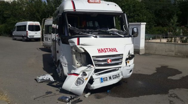 Kamyonet ile yolcu minibüsü çarpıştı