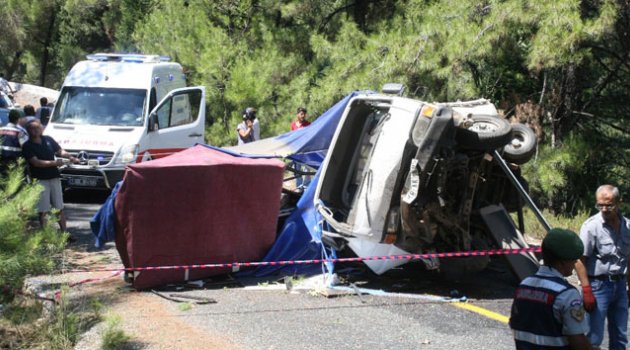 Kamyonet karayoluna uçtu: 1 ölü, 3 yaralı