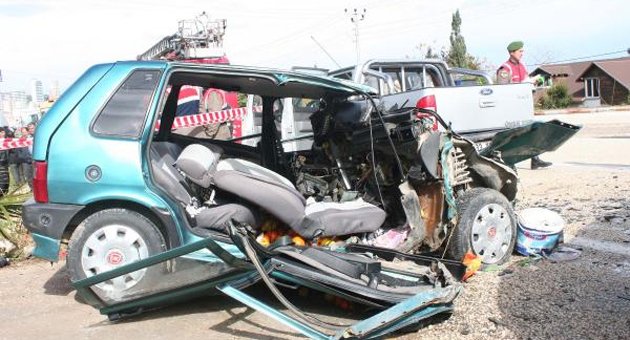 Kamyonet otomobile çarptı: 2 ölü, 3 yaralı