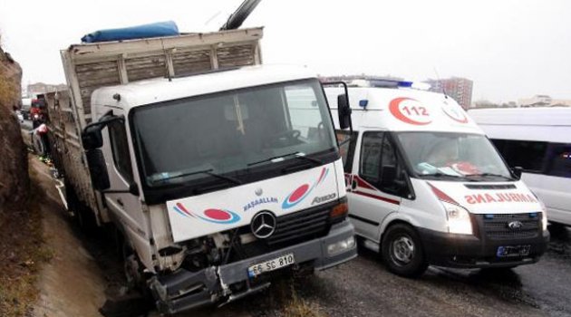Kamyonet polis otosuna çarptı: 3 yaralı