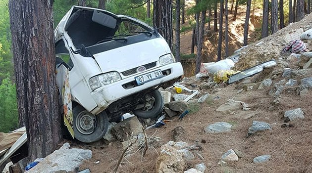 Kamyonet uçuruma yuvarlandı! 2 ölü 2 yaralı