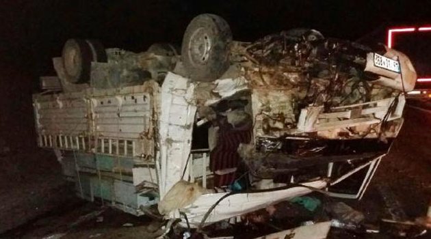Kamyonetle otobüs çarpıştı: 1 ölü, 1 yaralı