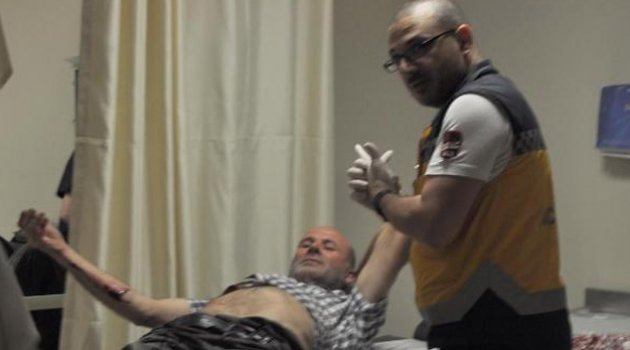 Kamyonette birlikte içki içtiği 2 kişiyi bıçaklayıp kaçtı