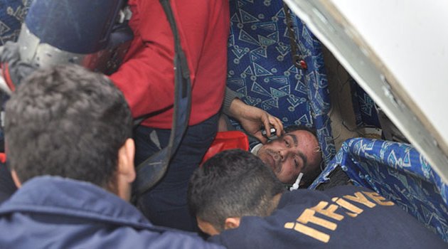 Kamyonette sıkışan sürücüyü Can-Kur ekipleri kurtardı