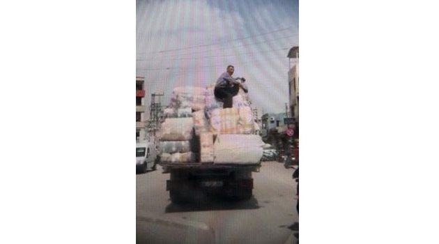 Kamyonetteki Eşyaların Üzerinde Tehlikeli Yolculuk