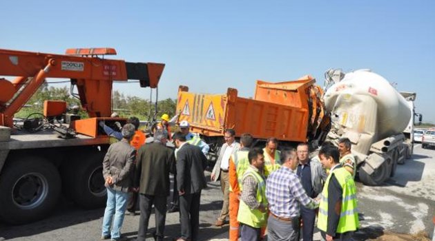 Kamyonla TIR'a çarpan karayolları şoförü öldü