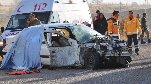 Kamyonun altına giren araçta ölü ve yaralılar var!