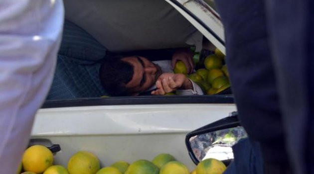 Kamyonun altında kalan otomobilde can pazarı