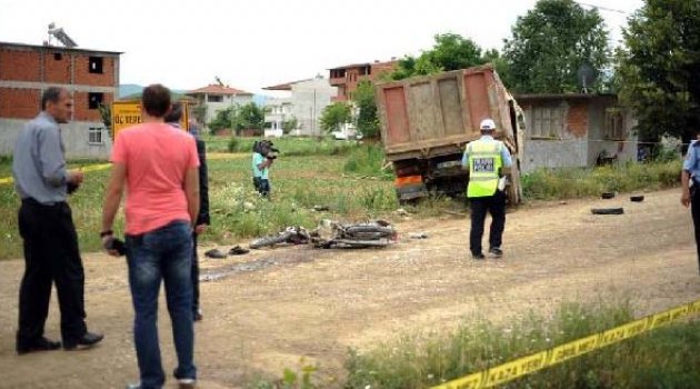 Kamyonun çarptığı motosikletteki çift öldü