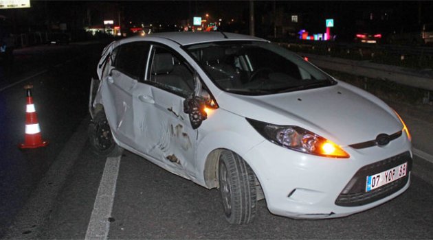 Kamyonun çarptığı otomobilden yara almadan kurtuldular