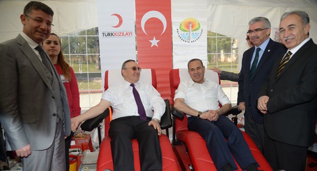 Kan vermek için kolları sıvadılar