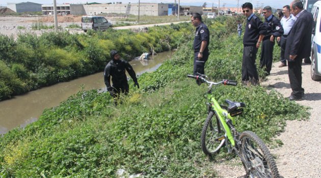 Kanal kenarında bırakılan bisiklet polisi alarma geçirdi