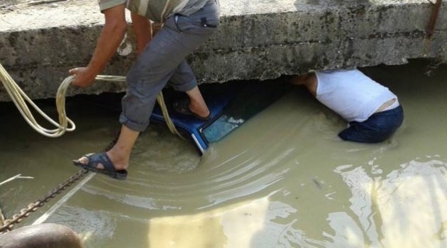 Kanala düşen aracı vatandaşlar böyle kurtardı