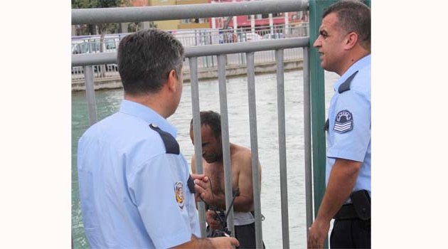 Kanala giren engelli genç polisi alarma geçirdi