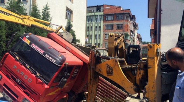 Kanalizasyon çalışmasında toprak kaydı: 2 yaralı