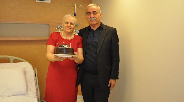 Kanseri yendi, evlilik yıl dönümünü kutladı