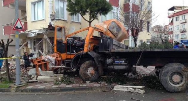 Kar küreme aracı binaya çarptı:1 ölü, 1 yaralı