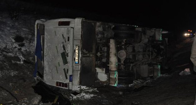 Kar lastiği olmayan servis midibüsü devrildi: 1 kadın işçi öldü, 20 yaralı