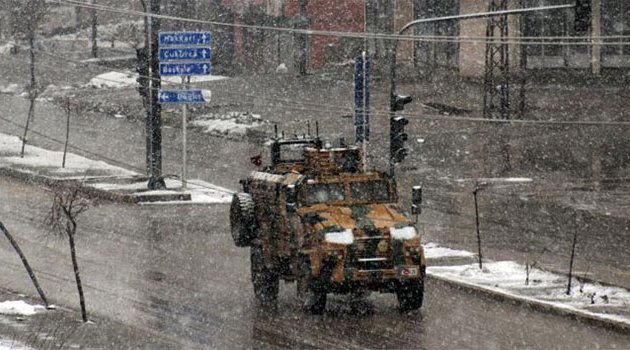 Kar yağışı altında şiddetli çatışmalar yaşanıyor
