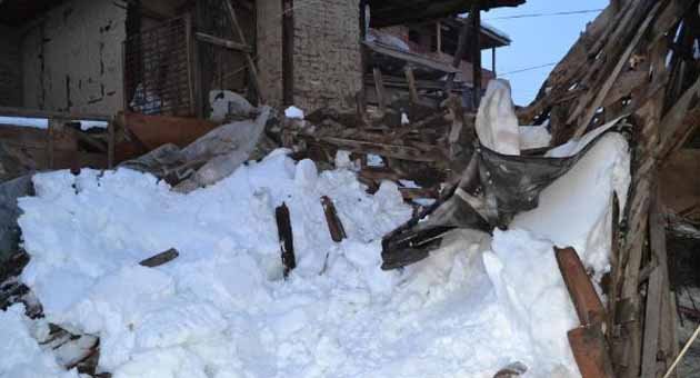 Kar yüzünden çatı çöktü, altında kalan kadın yaralandı