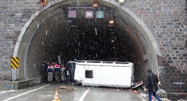 Öğrenci servisi tünel girişine çarptı: 1 ölü, 19 yaralı