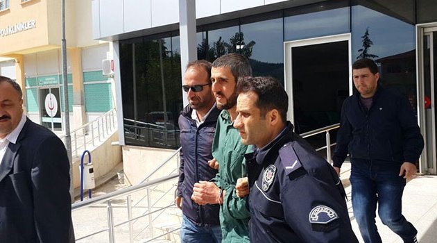 Karakolun karşısında annesinin boğazını keserek öldürdü