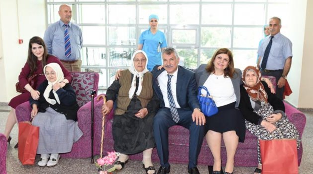 Karalar çifti huzurevindeki anneleri unutmadı