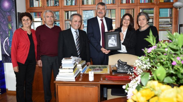Karalar, Çukurova Ödülü’nü Yaşar Kemal’in eşine teslim etti