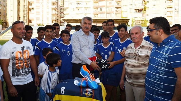 Karalar’dan amatör sporculara profesyonel malzeme yardımı
