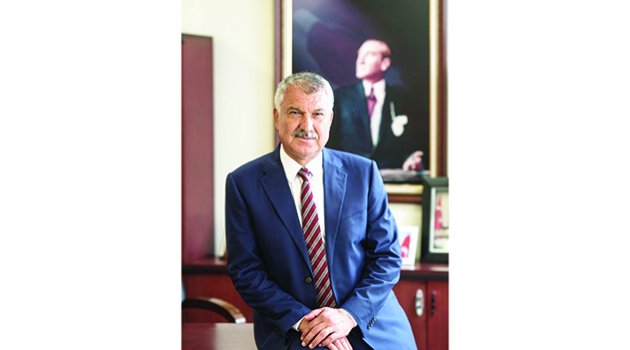 Karalar: Öğretmen  karanlıklara meydan okur