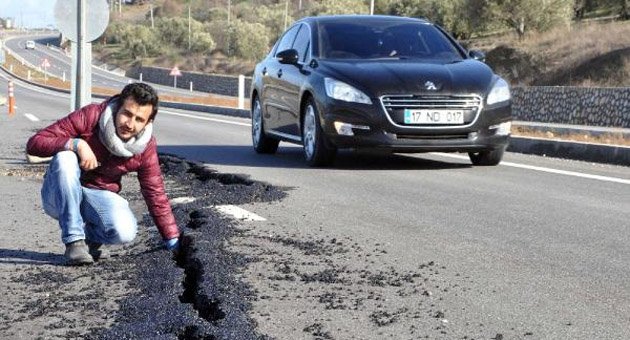 Karayolu'nda korkutan çatlak
