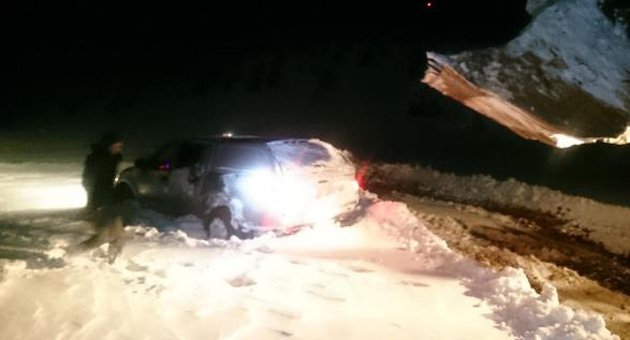 Karda mahsur kalan 2 teknisyen 4 saatte kurtarıldı
