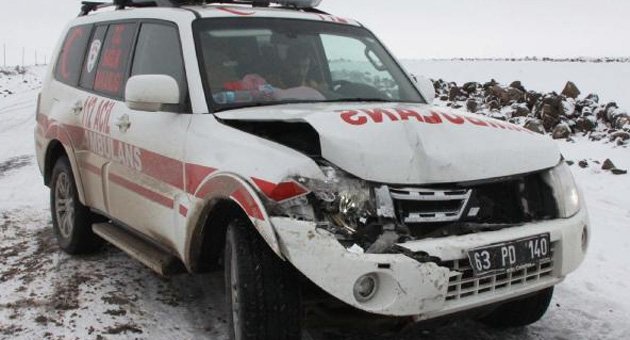 Karda mahsur kalan hamile kadını taşıyan ambulans kaza yaptı