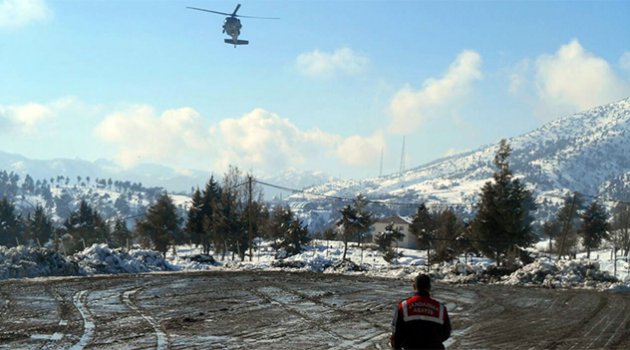 Karda mahsur kalan köylüler helikopterle kurtarıldı